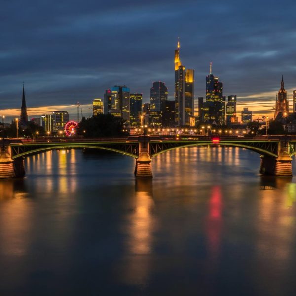 Langzeitbelichtung Skyline Frankfurt Blaue Stunde